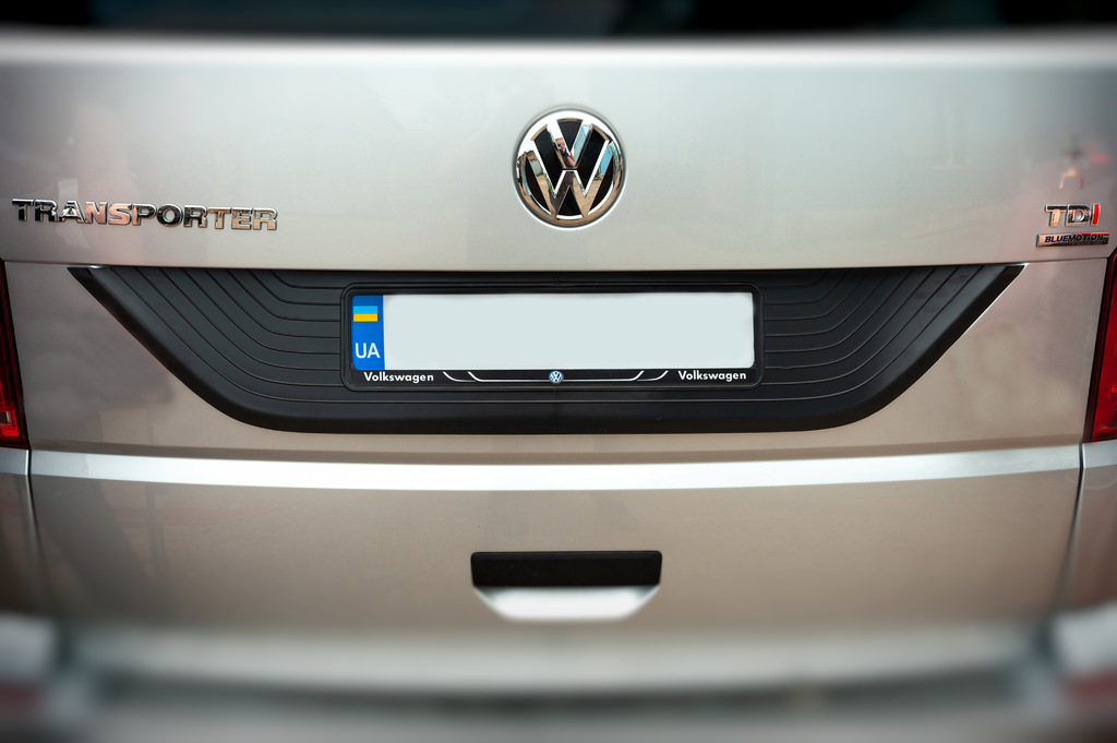 Пластикова накладка на кришку багажника Чорна для Volkswagen T6 2015-2024 рр