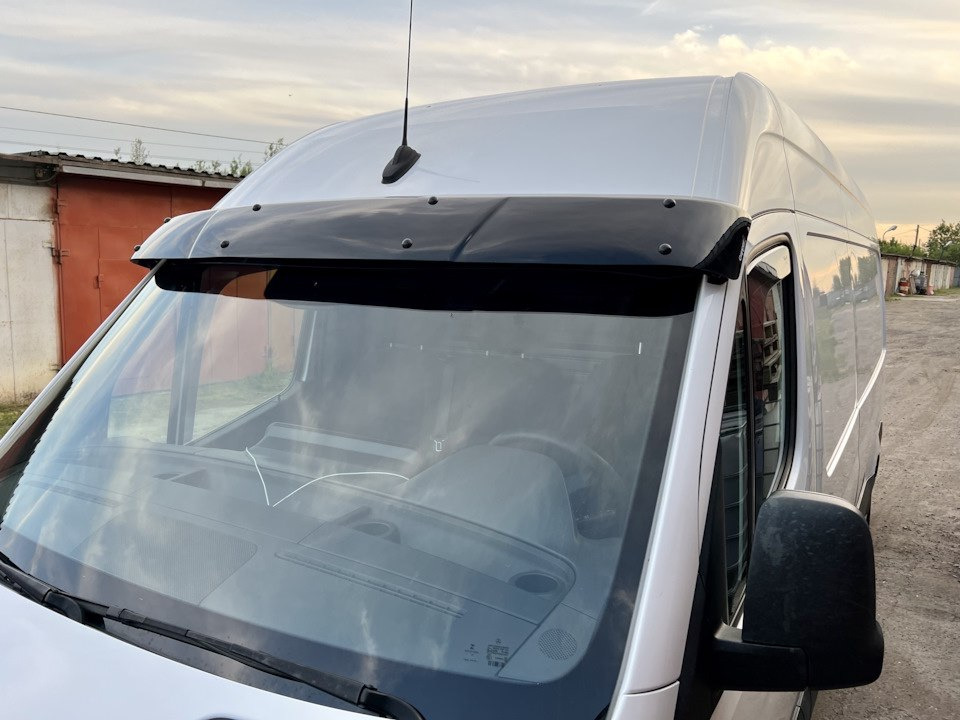 Козирьок на лобове скло (чорний глянець, 5мм) для Mercedes Sprinter W907/W910 2018- рр