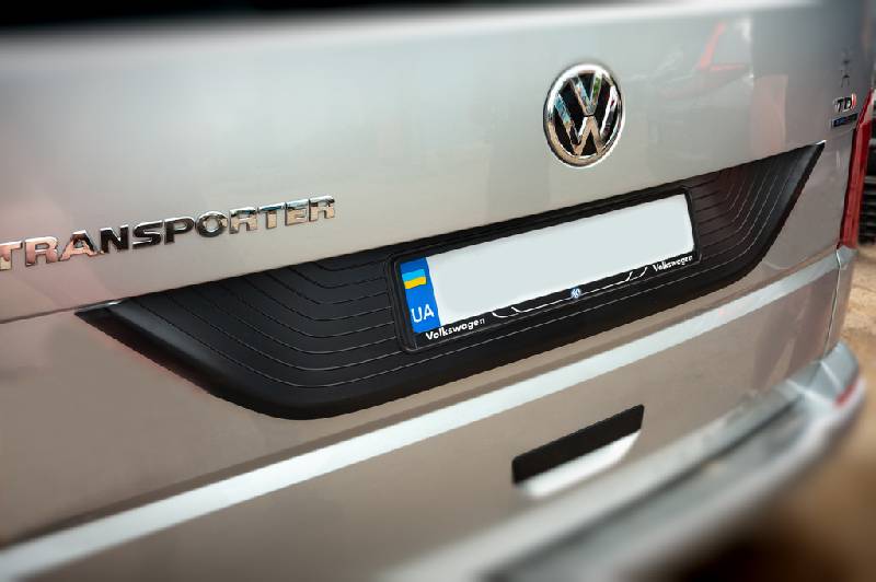 Пластикова накладка на кришку багажника Чорна Volkswagen T6 2015-2024 рр.