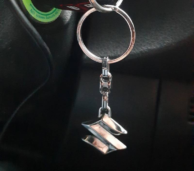 Металічний брелок з логотипом Suzuki