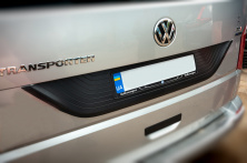 Пластикова накладка на кришку багажника Чорна Volkswagen T6 2015-2024 рр.