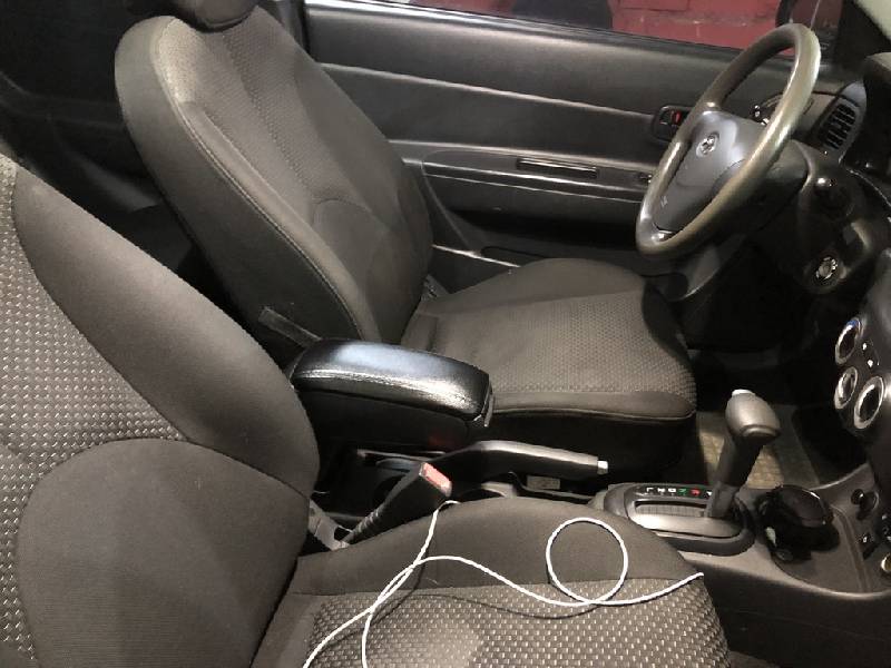 Підлокітник (в підсклянник) Hyundai Accent 2006-2010 рр.