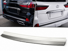 Вставка на задній бампер з хромом (2016+) Lexus LX570/450d 2008-2022 рр.