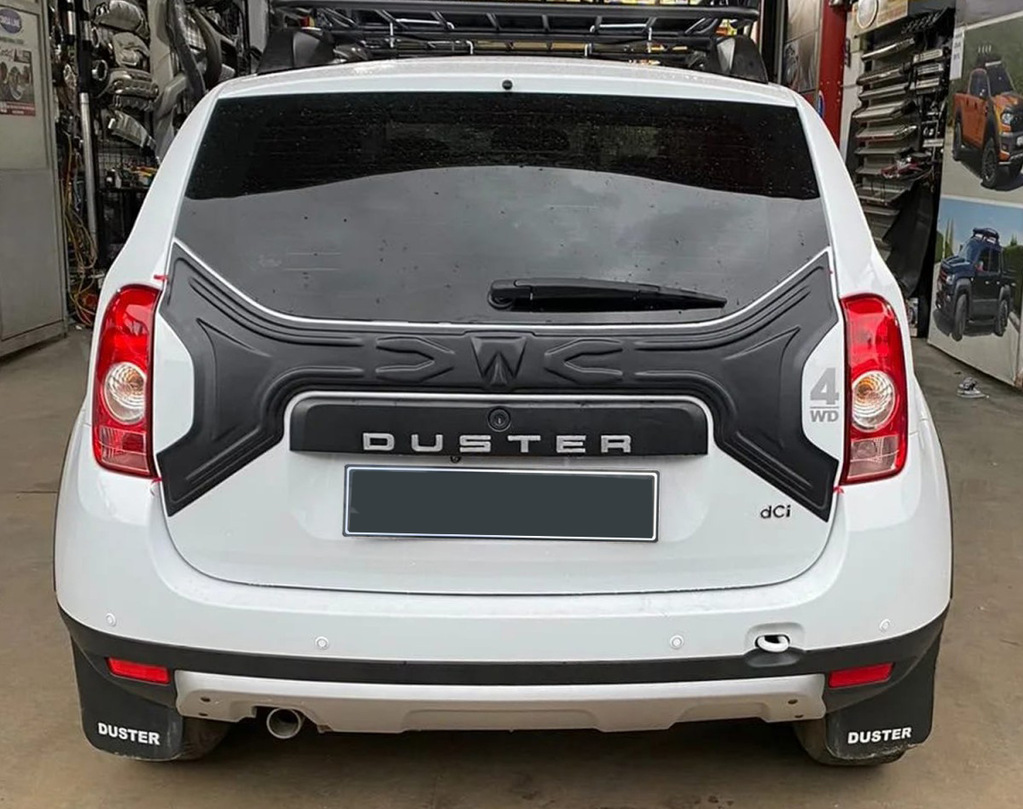 Пластикова накладка на кришку багажника Renault Duster 2008–2017 гг.