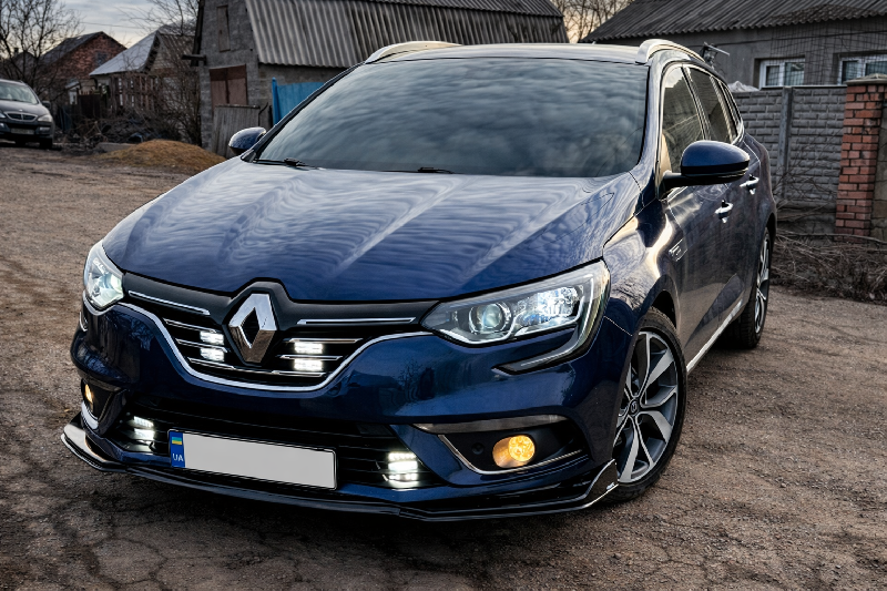 Накладка на передній бампер ЛИП (чорна) Renault Megane IV 2016-2025 рр.