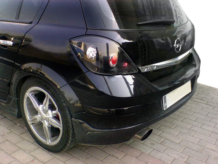 Задня нижня накладка HB (під фарбування) Opel Astra H 2004-2013 рр.