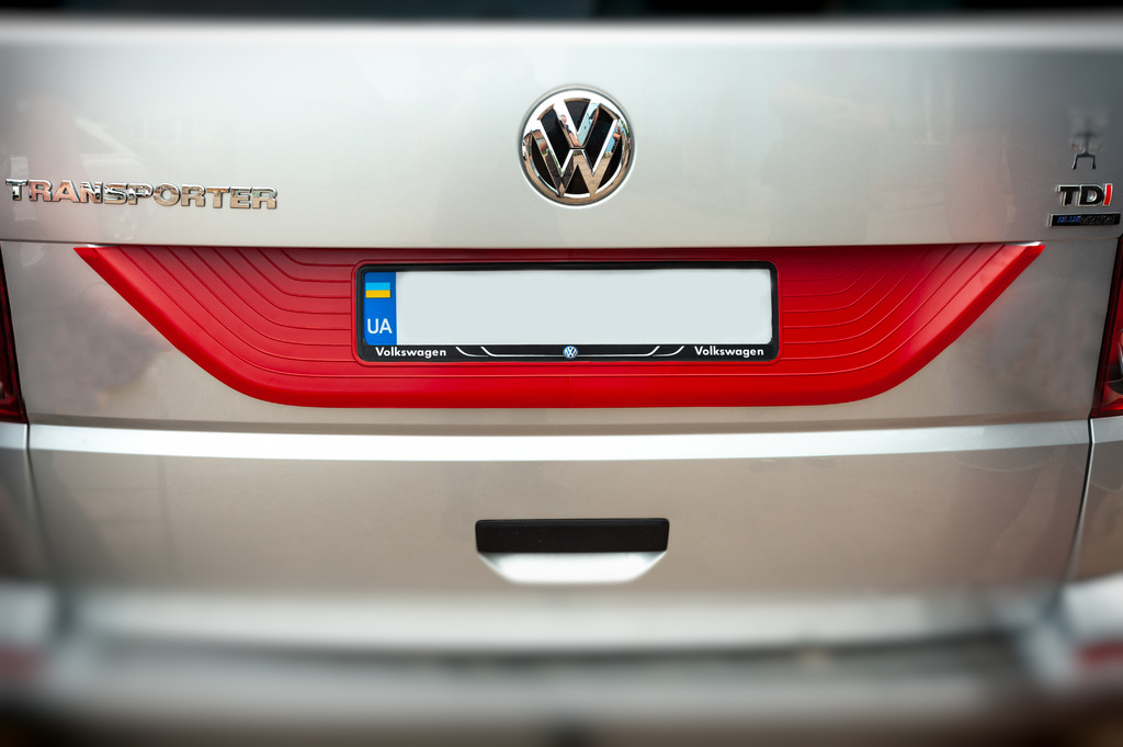 Пластикова накладка на кришку багажника Червона для Volkswagen T6 2015-2024 рр