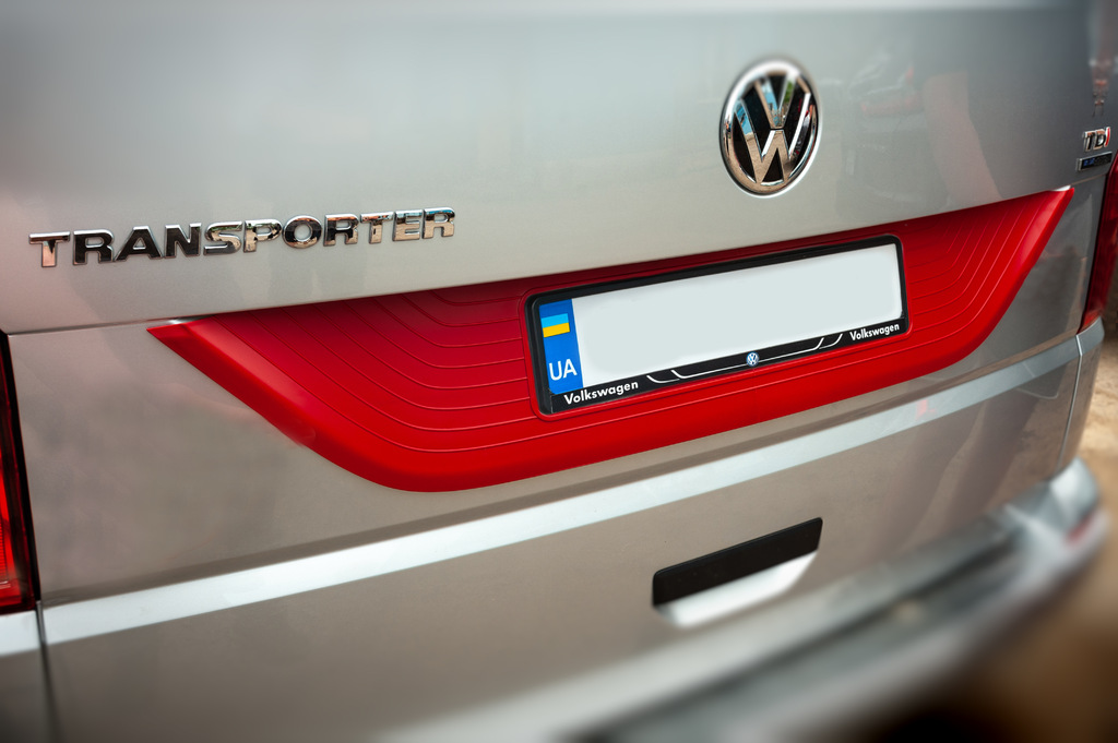 Пластикова накладка на кришку багажника Червона для Volkswagen T6 2015-2024 рр